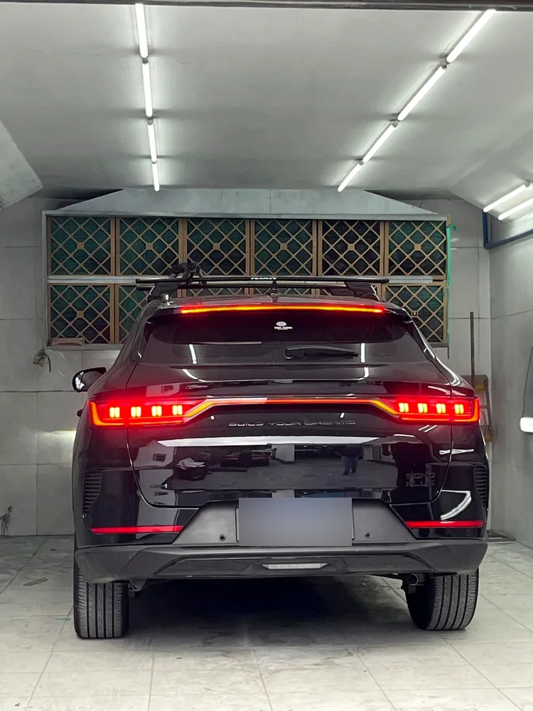 Carro escuro dentro de box com iluminação de LED