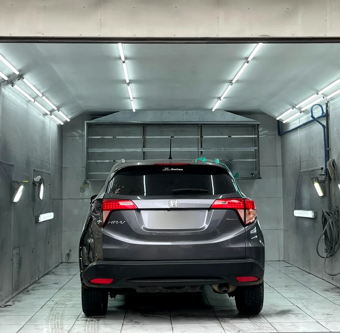 SUV cinza em box iluminado da Care Automotive