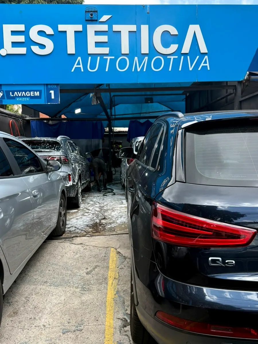 Carro no box de lavagem 1 da Estética Automotiva