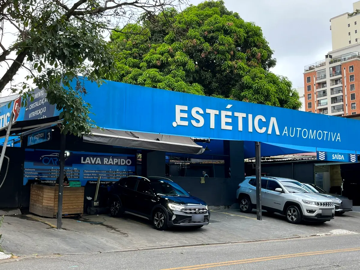 Fachada da Estética Automotiva da Care, com carros no pátio do lava rápido