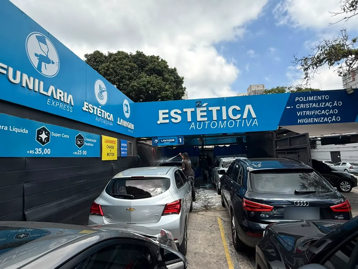 Pátio da Care com as fachadas da Funilaria Express e da Estética Automotiva