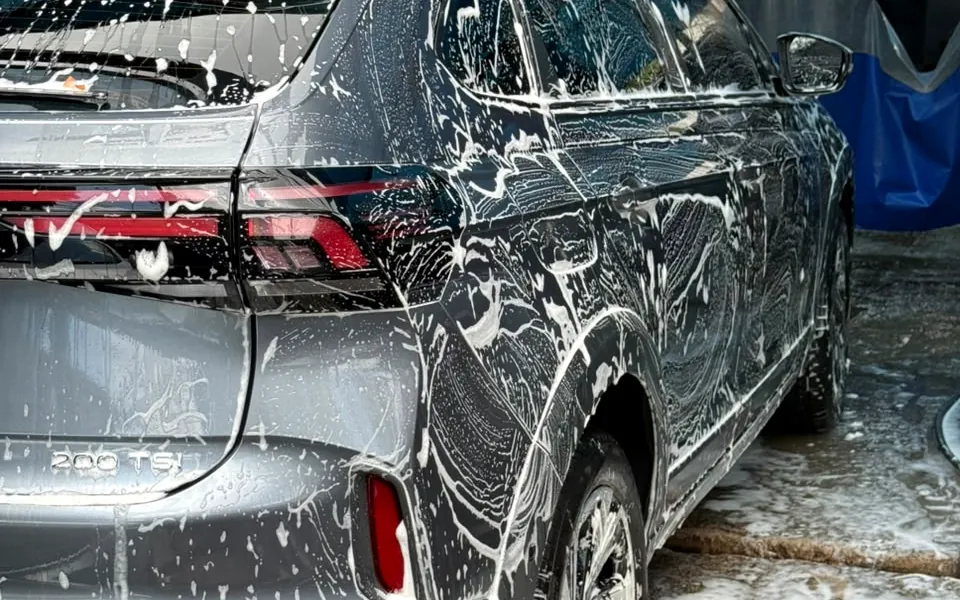 Carro coberto de espuma durante a lavagem na Care Automotive