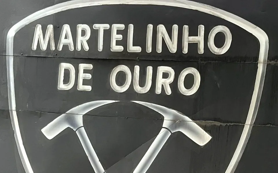 Escudo do Martelinho de Ouro pintado na parede da Care Automotive
